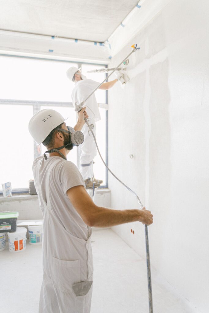 Pintores trabajando en el interior de una vivienda